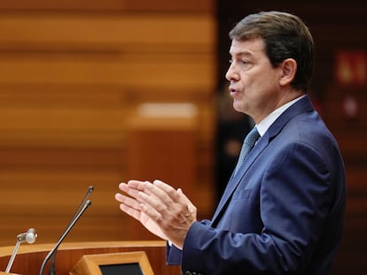 El presidente de la Junta de Castilla y León, Alfonso Fernández Mañueco, interviene en el Debate de Política General que se celebra este martes en la sede del parlamento regional.