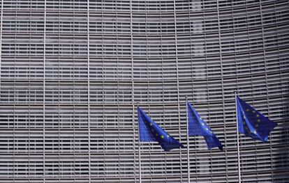 Banderas de la UE delante de la sede de la Comisión Europea, en Bruselas.