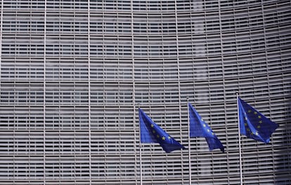 Banderas de la UE delante de la sede de la Comisión Europea, en Bruselas.