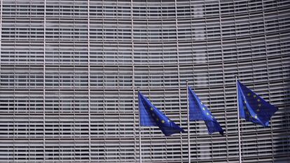 Tres banderas de la UE, en abril de 2021, frente la sede de la Comisión Europea, en Bruselas.