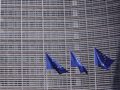 Banderas de la UE delante de la sede de la Comisión Europea, en Bruselas.