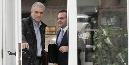 Blanco, a la izquierda, junto a su abogado, Pérez Lema, ayer en un hotel de Santiago
