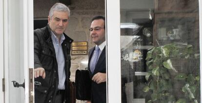 Blanco, a la izquierda, junto a su abogado, P&eacute;rez Lema, ayer en un hotel de Santiago