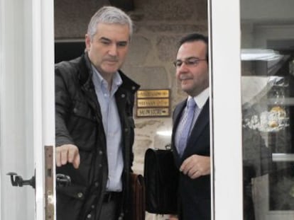 Blanco, a la izquierda, junto a su abogado, P&eacute;rez Lema, ayer en un hotel de Santiago