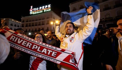 Aficionados del River Plate celebran el triunfo de su equipo en la puerta del Sol.