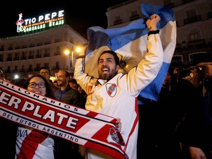 Aficionados del River Plate celebran el triunfo de su equipo en la puerta del Sol. 