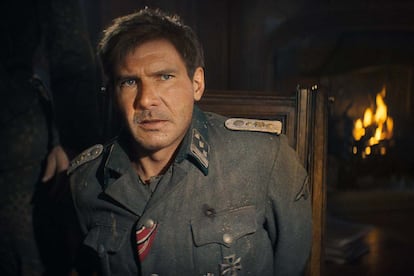 Indiana Jones disfrazado de capitán de las SS en el arranque de la película.