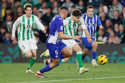 Abde intenta marcharse de Abqar, defensa central del Alavés.