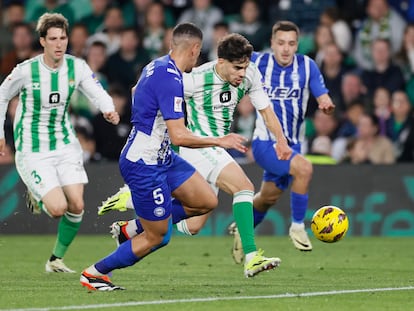 Abde intenta marcharse de Abqar, defensa central del Alavés.