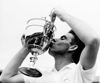 Manolo Santana besa el trofeo de ganador de Wimbledon el 1 de julio de 1966.