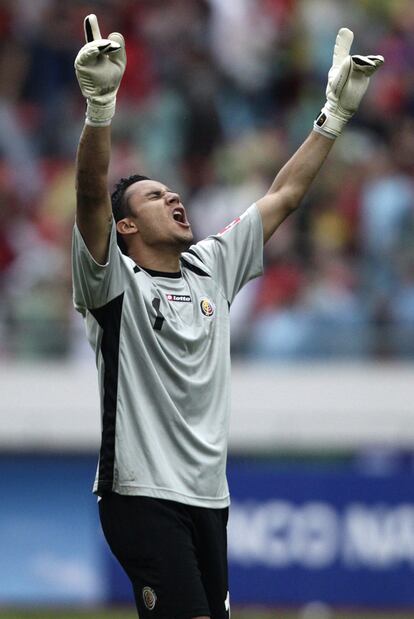 El meta de Costa Rica, Keylor Navas, celebra el primer gol de su equipo.