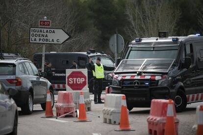 Controles de acceso y salida de los Mossos d'Esquadra en las inmediaciones de Igualada.