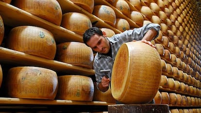 Los productores de queso en Parma se enfrentan a un problema nuevo: las falsificaciones.