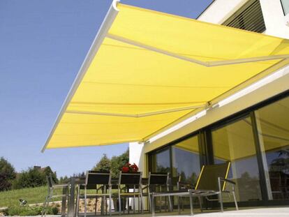 Toldo con brazos extensibles.