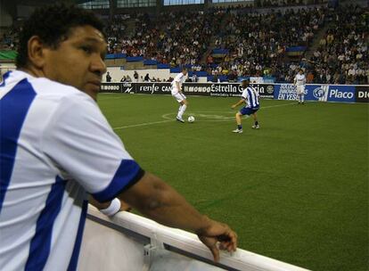 Donato sigue desde la banda el partido que enfrentó a Deportivo y Real Madrid el pasado viernes en A Coruña.