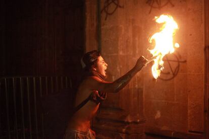 Manifestantes prenden fuego a una de las puertas de Palacio Nacional.