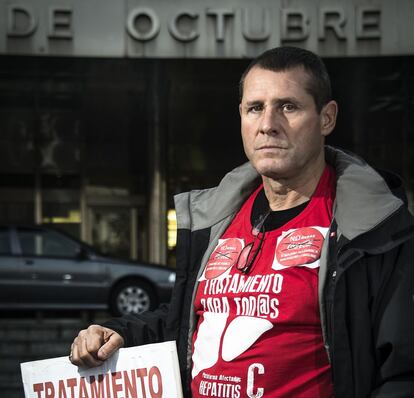 José Luis González tiene 56 años. Como sus compañeros, González reivindica la accesibilidad al tratamiento que podría curar su enfermedad, que en su caso se encuentra en la fase F2 (de 4). "Quiero vivir con calidad y no enfermar más. ¡Tratamientos ya!", sentencia.