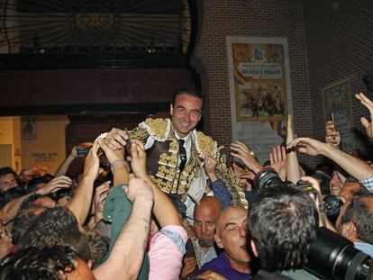 Enrique Ponce, a hombros en Las Ventas, el 2 de junio de 2017.