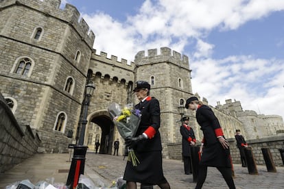 Una guardia coloca un ramo de flores en el exterior del castillo de Windsor, el viernes. Sus restos mortales reposarán en el castillo de Windsor antes de un funeral en la capilla de San Jorge.