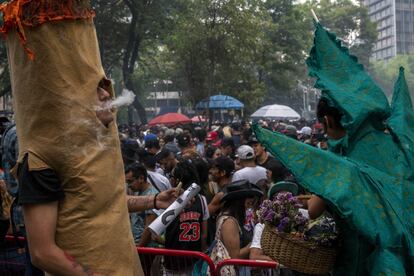 Activistas se reunieron a los alrededores del Senado mexicano para exigir el consumo legal de la marihuana en el país.