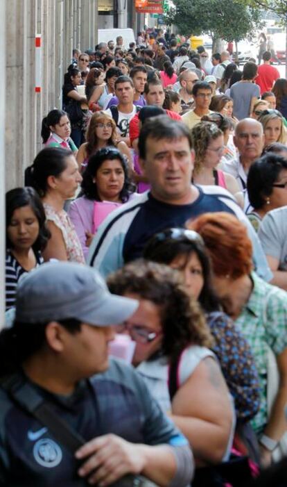 Una gran fila en Gran Vía, 20.