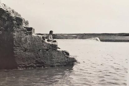 María Morón, en los años cincuenta en la estructura de un molino romano en Jerez de la Frontera.