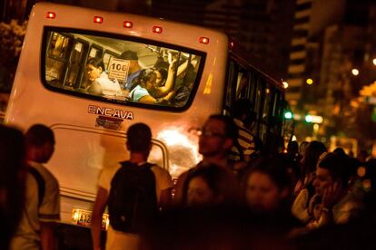 Transeúntes circulan por una calle en la oscuridad, durante un corte de energía eléctrica en Caracas (Venezuela). El ministro para la Energía Eléctrica, Jesse Chacón, dijo que la falla se originó en La Arenosa y que los trabajadores de Corpoelec están recuperando el sistema.