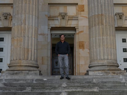 Gustavo Petro en la escalinata del Senado de la República de Colombia el día 09 de septiembre de 2021.