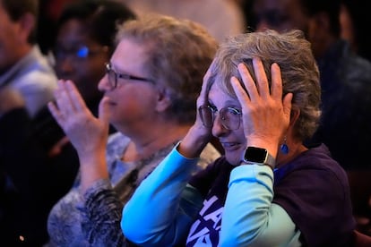 Una mujer reacciona a la intervención del candidato republicano Donald Trump durante el debate el martes en Portland, Maine.  