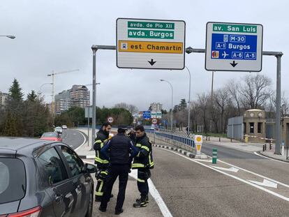 Imagen de la actuación de bomberos y policías municipales este 30 de enero en el túnel de Pío XII, donde ha fallecido un motorista.