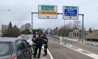 Imagen de la actuación de bomberos y policías municipales este 30 de enero en el túnel de Pío XII, donde ha fallecido un motorista.