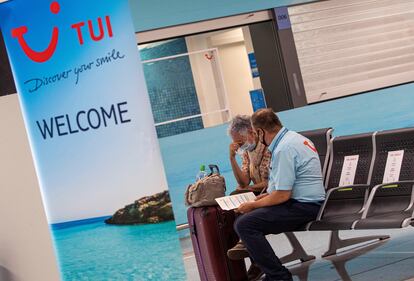 Un operario de TUI en el aeropuerto de Palma de Mallorca.