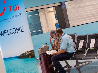 Un operario de TUI en el aeropuerto de Palma de Mallorca.