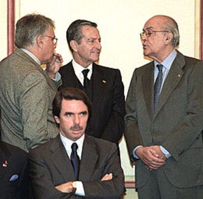 El presidente del Gobierno, José María Aznar, ayer, en la Conferencia sobre Transición. Tras él y de izquierda a derecha, sus antecesores en el cargo Felipe González, Adolfo Suárez y Leopoldo Calvo Sotelo.