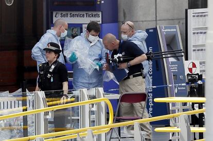 Oficiais forenses na cena do atentado, próximo à Manchester Arena