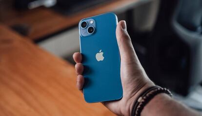 Trasera de un iPhone de color azul