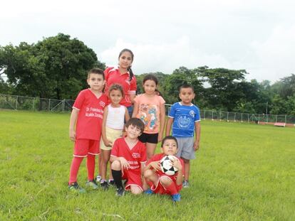 Niños jugando fútbol en Zacatecoluca, El Salvador
