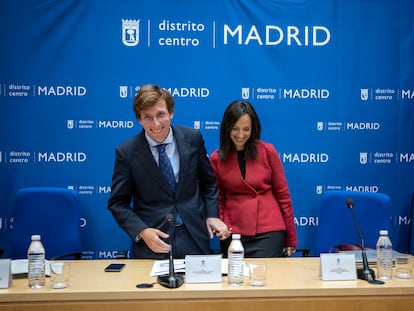 El alcalde, José Luis Martínez-Almeida, con la delegada del Gobierno en Madrid, Mercedes González, antes de la rueda de prensa que han ofrecido tras reunirse con asociaciones de vecinos de Lavapiés, este lunes.