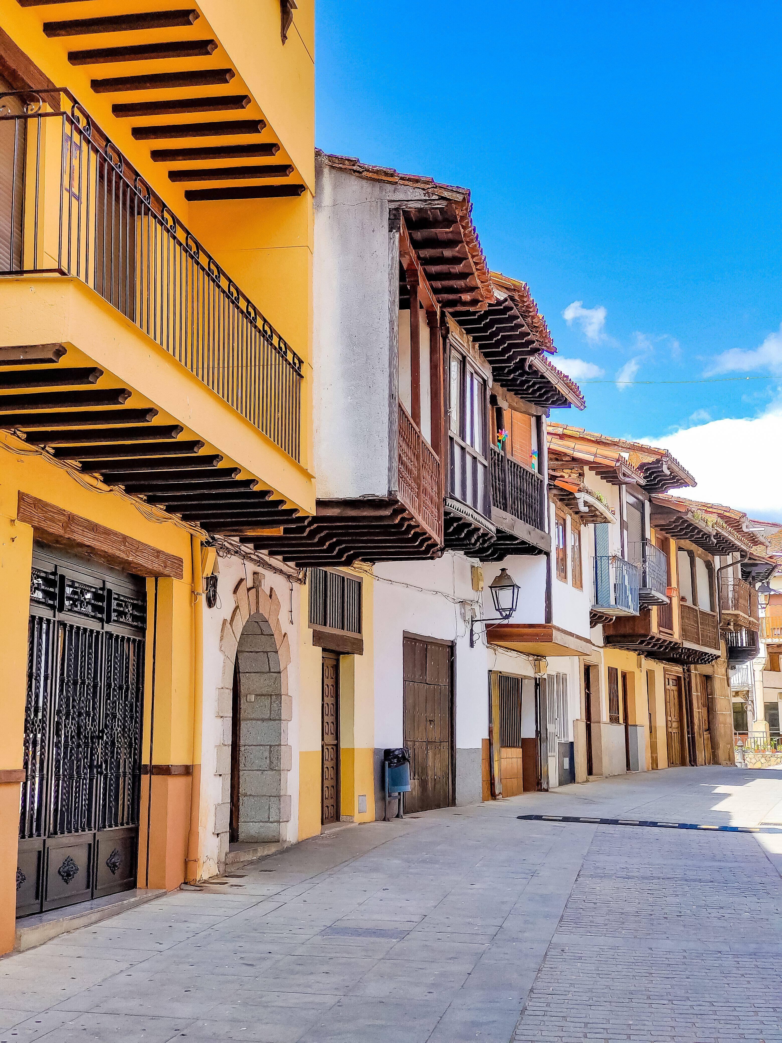 Una de las calles del centro del pueblo extremeño de Cabezuela del Valle.