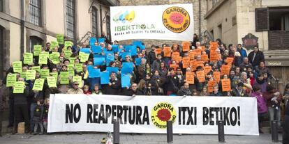 Participantes en la movilización contra Garoña este sábado en Vitoria.