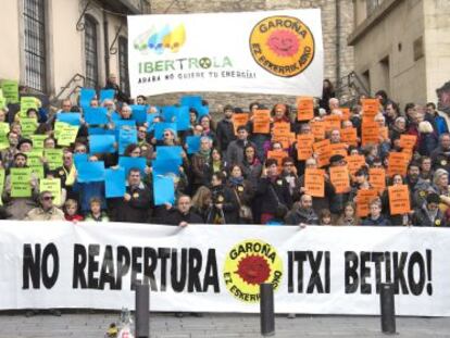 Participantes en la movilización contra Garoña este sábado en Vitoria. 