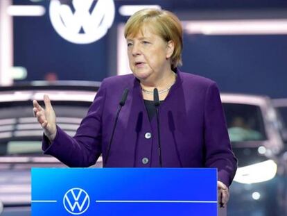 La canciller alemana Angela Merkel da un discurso durante la ceremonia de inauguración de la línea de producción de un nuevo modelo eléctrico de Volkswagen en Zwickau, Alemania, 4 de noviembre de 2019.