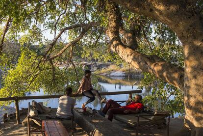 La terraza del Old Bridge Backpackers, en Maun, ciudad que es la puerta del Delta del Okavango. En ella recalan muchos de los visitantes que desean recorrerlo o llegar hasta el parque nacional del Chobe y cruzar luego a Zambia y Zimbabue.