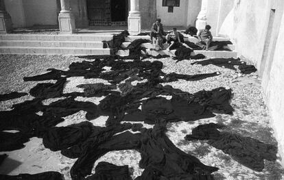 Las fotos de Masats pueden verse, y comprarse, hasta el 9 de abril. 'Arcos de la frontera' (1959) es una sorprendente imagen de las que tomó el maestro catalán en sus inicios.