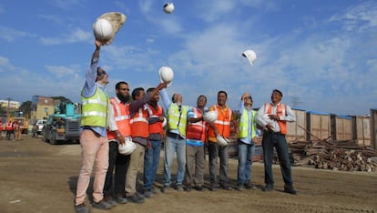 Vélez y su equipo celebran los avances en su construcción.