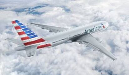 Un avión de American Airlines en vuelo.