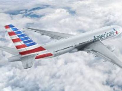 Un avión de American Airlines en vuelo.