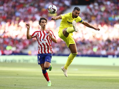 Albiol y Joao Felix disputan el balón durante el partido entre el Atlético y el Villarreal este domingo.