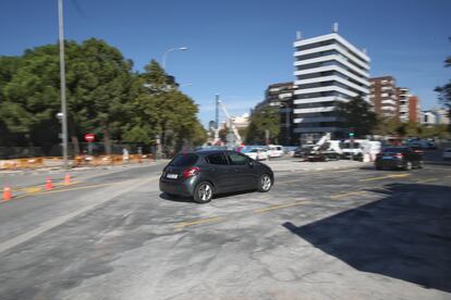 Un coche circula al lado de las obras de lo que era el viaducto de Joaquín Costa, el pasado 7 de octubre