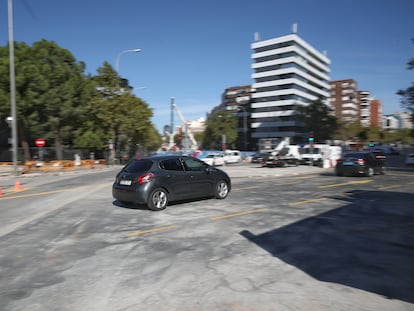 Un coche circula al lado de las obras de lo que era el viaducto de Joaquín Costa, el pasado 7 de octubre